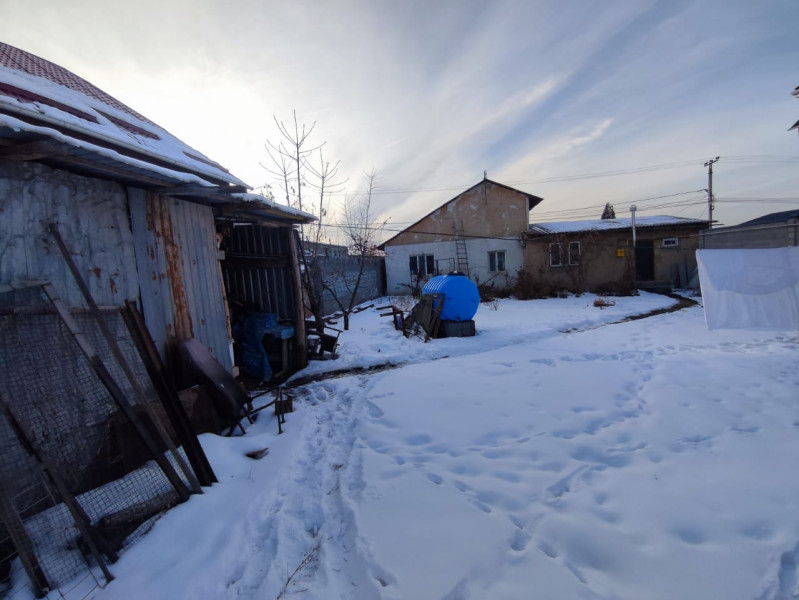 Продается участок в ж-м Арча-Бешик. На пересечении улиц Магистраль - улица Арча-Бешик  Площадью 5 соток.