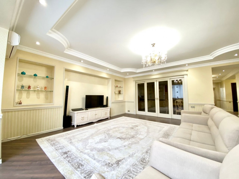 Продаётся 3 комнатная квартира в «золотом квадрате» по адресу: ул. Московская, 147 / ул. Исанова.