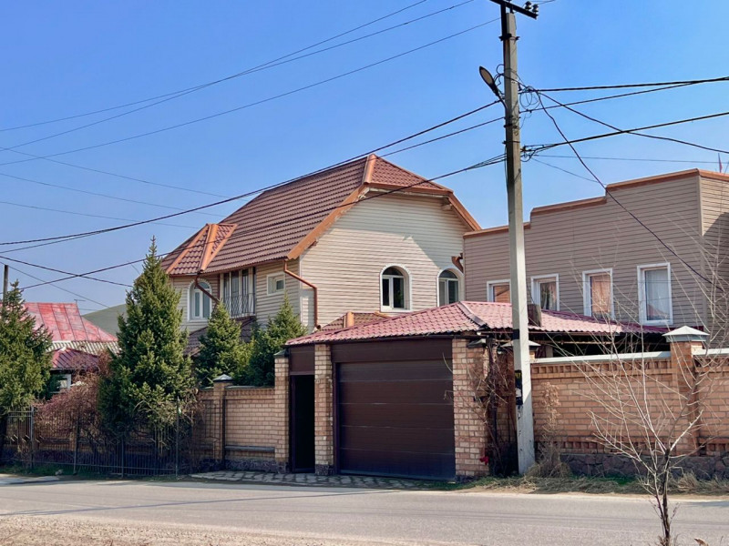 Продаётся 2 этажный дом в селе Орто-Сай по ул. Балык Кумара, рядом со стадионом