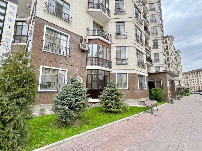 For sale a 3-room studio apartment in the Bristol residential complex in the Magistral / Tokombaeva 27/1 area.